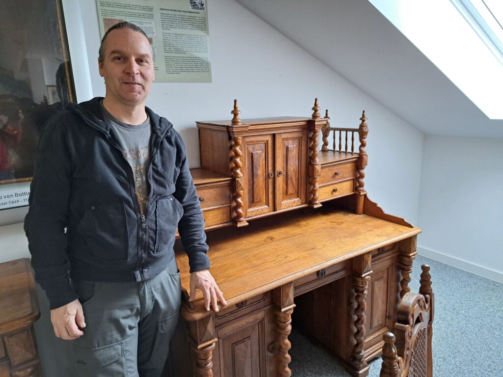 Restaurator Lars Böhner aus Jever hat die alten "Burgmöbel" in den letzten Wochen überholt und teilweise repariert