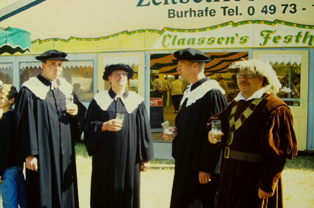1997 -700 Jahre Werdum. Mit dabei auch die "Honoratioren aus dem Gemeinderat. V.L.: René Weiler-Rodenbäck, Johann R. Osterkamp, Hermann Gerdes und "Häuptling" Friedhelm Hass.
