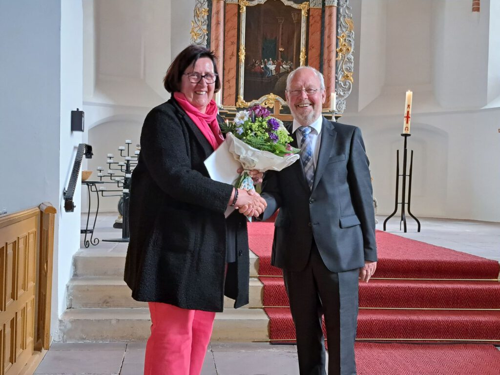 Offiziell verabschiedet wurde nach 18 Jahren Mitarbeit Annegret Pieper. Kirchenvorsteher Karl-Heinz Ockenga bedankte sich für ihre geleistete Arbeit und überreichte ein kleines Geschenk mit Blumenstrauß