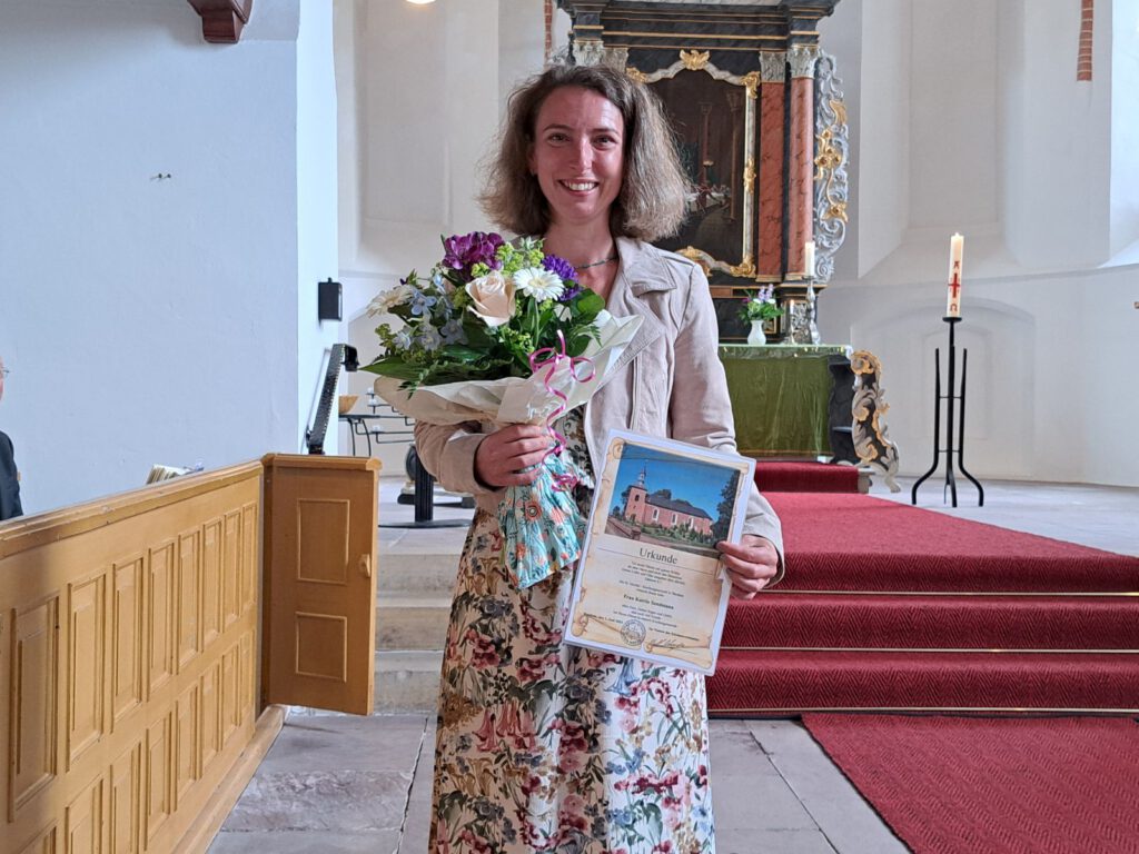Neue Küsterin in Werdum ist Katy Sandmann. Auch sie freute sich über einen Blumenstrauß + Urkunde