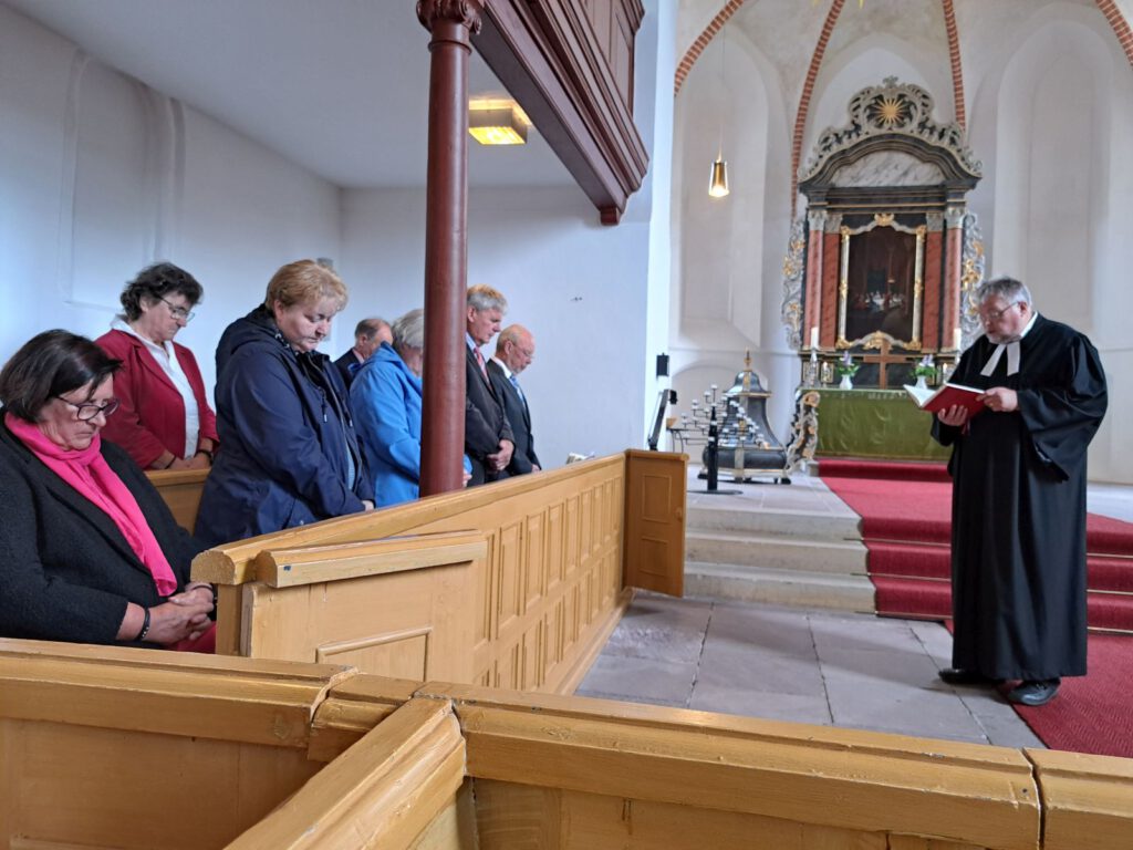 Pastor Follrichs betete für den neuen Kirchenvorstand