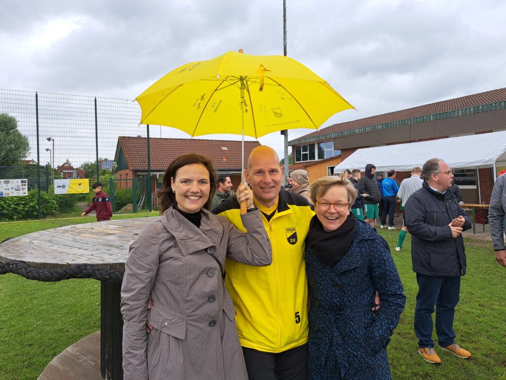 SV-Vorsitzender freut sich mit seinen beiden Schirmfrauen Anne Janssen und Eva Hadem über die gute Resonanz am Sonntag Nachmittag