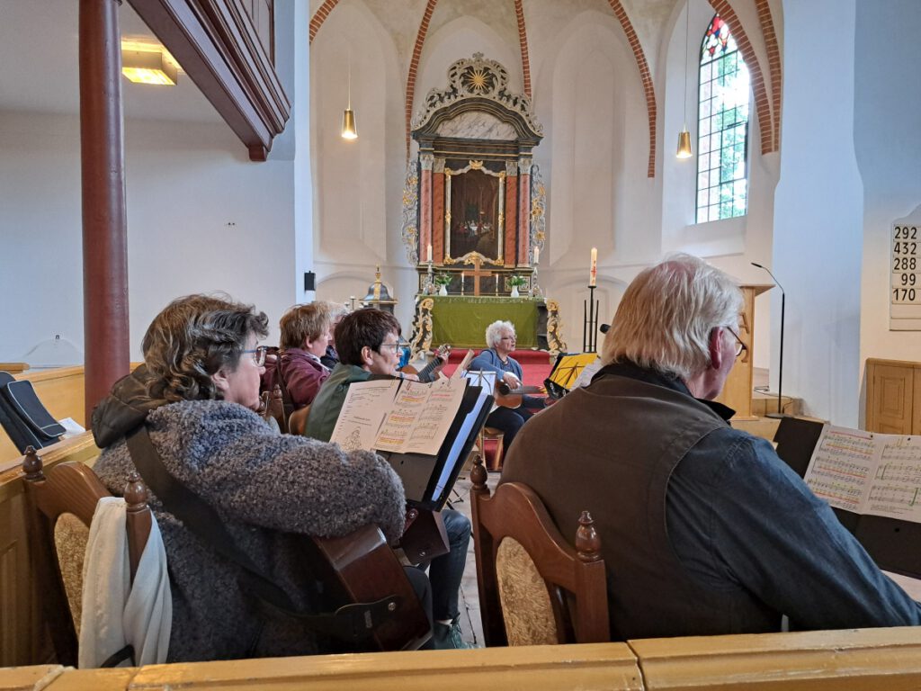 Else Doege (achtern) war mit hör Gitarrenkreios ok mit dörbie