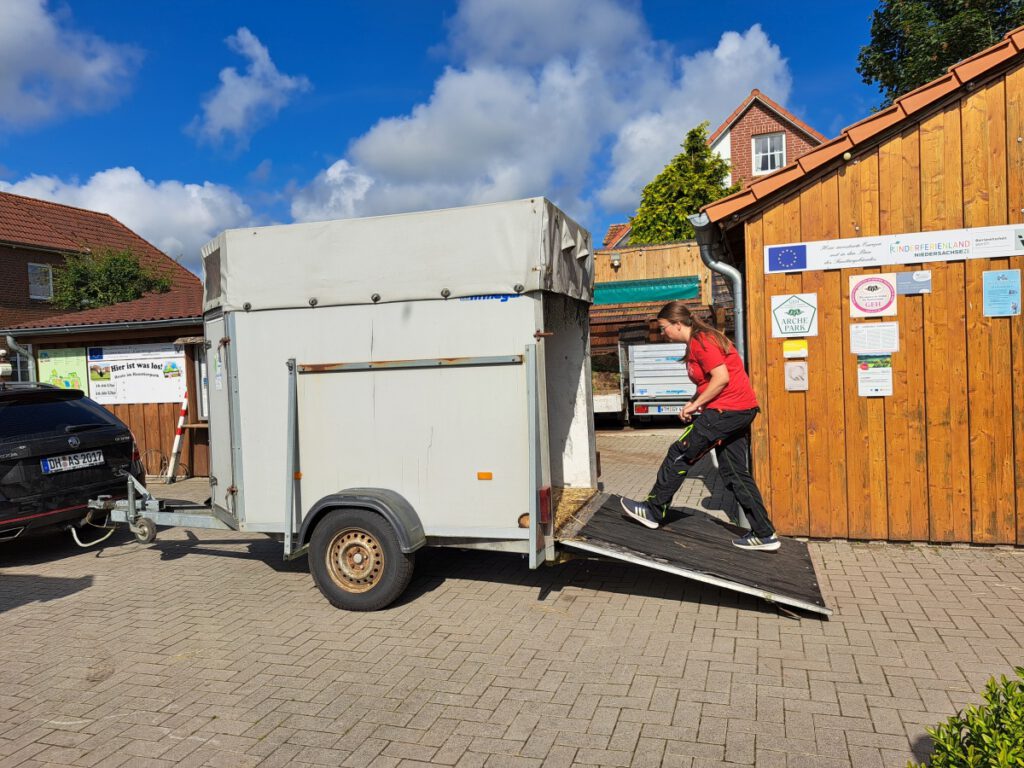 Steffi Runge bereitet den Anhänger für den Transport vor