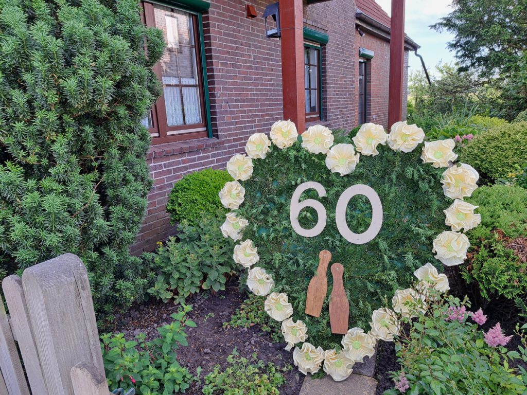 Dieses Herz der Nachbarn ist deutlich sichtbar im Vorgarten von Herta und Hinni Daniels auf Gastriege 