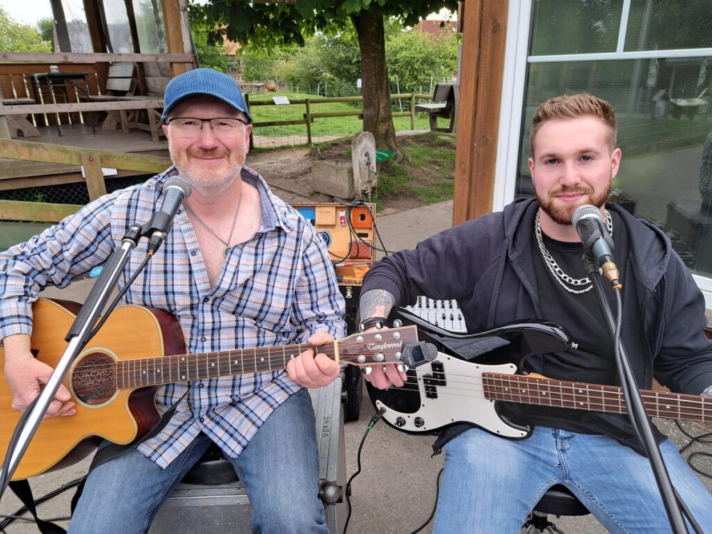 Vater (mit Kappe) und Sohn der Adams Family unterhielten die Besucher mit ihrer Musik aus den 60 iger Jahren bis hin zu aktuelle Hits 