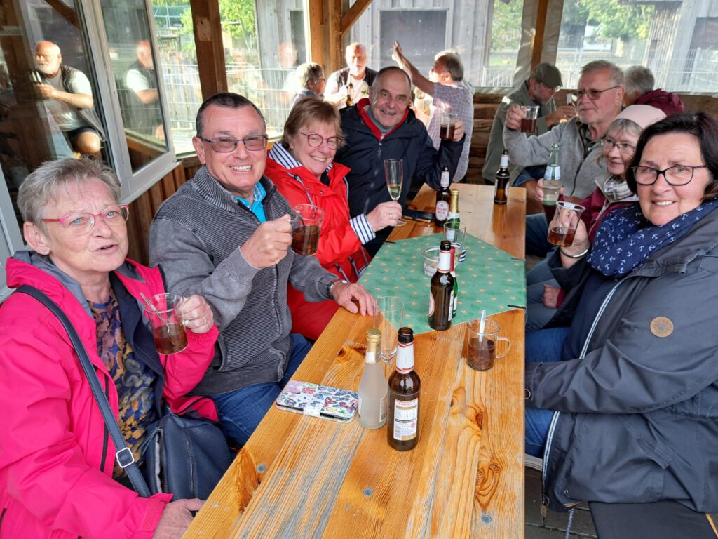 Die lustige Runde mit stieß traditionsgemäß auf den kleinen Hengst "Otto" an