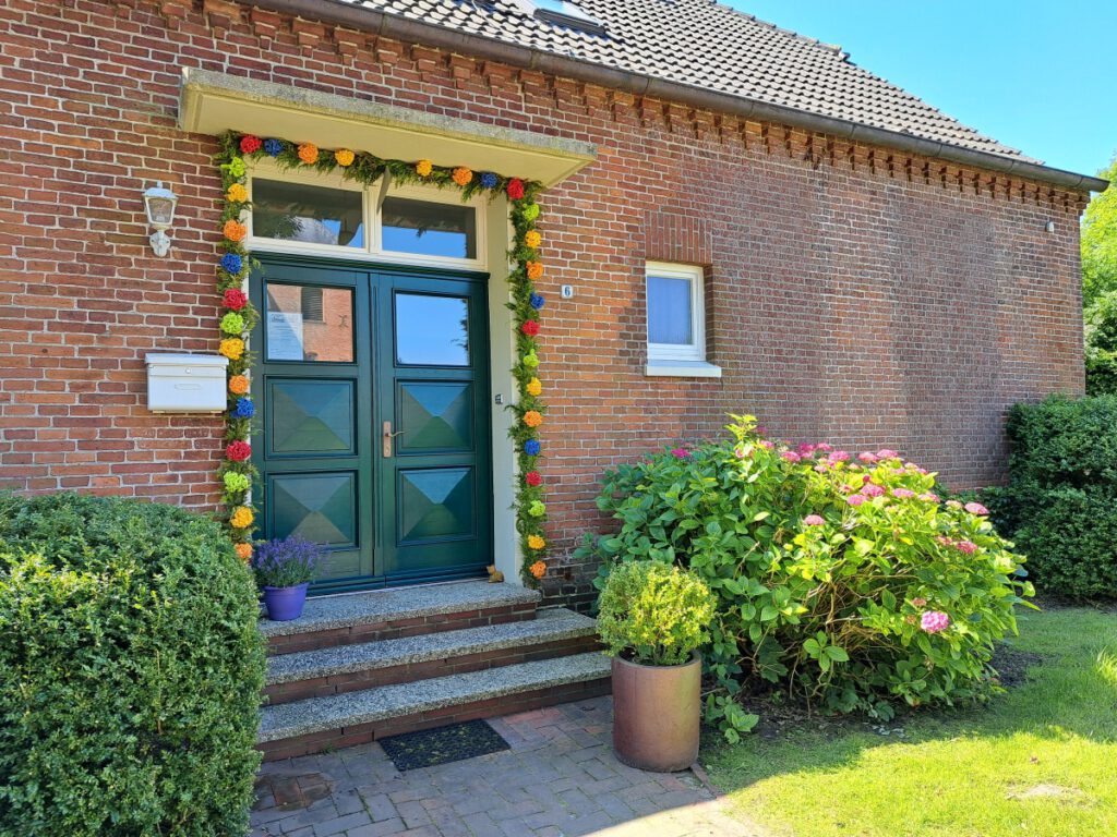 Die Nachbarn des "Puddings" hatten schon zum Einzug Ende Juni den Eingang mit einem Willkommenskranz versehen