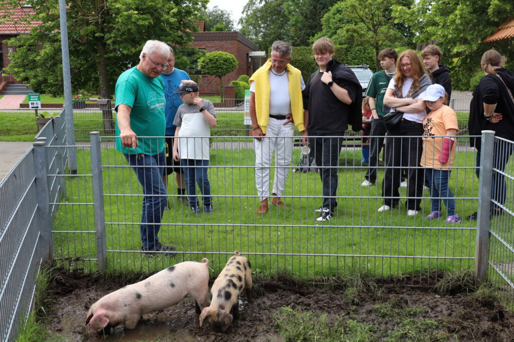 Haustierparkleiter Johann Pieper führt jeden Dienstag Vormittag eine Gruppe durch den Arche-Park 