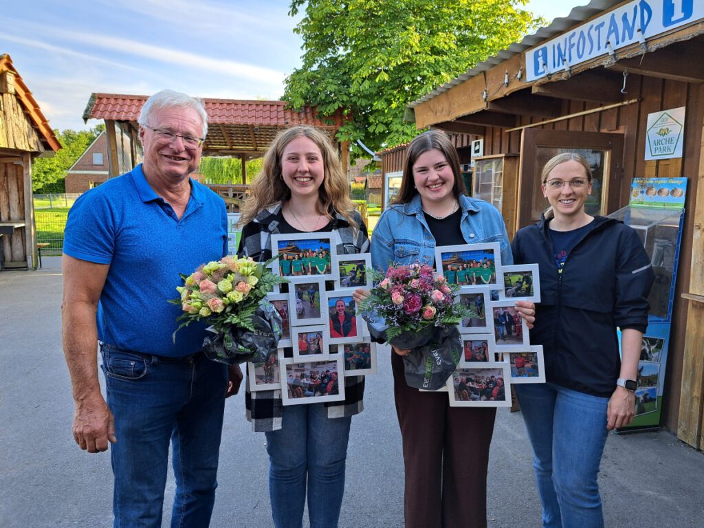 die beiden FÖJ`lerinnen Finja Rosenhöfel (li) und Annika Schönhof wurden mit Blumen und Bildern von Haustierparkleiter Johann Pieper und HVV-Geschäftsführerin Sandra Lange verabschiedet