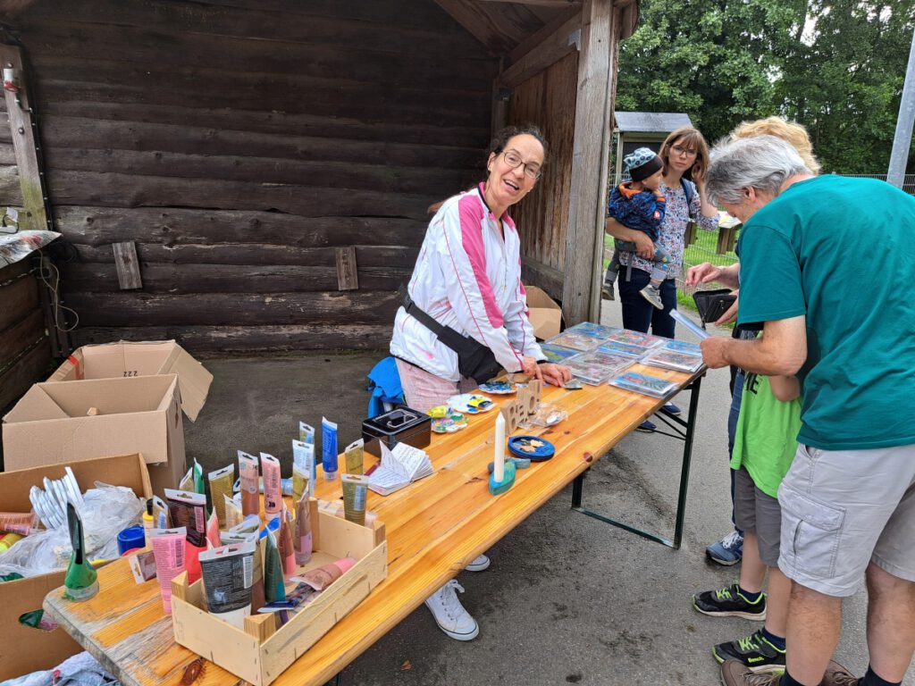 Melanie Runde hat viele Utensilien zum werkeln mitgebracht