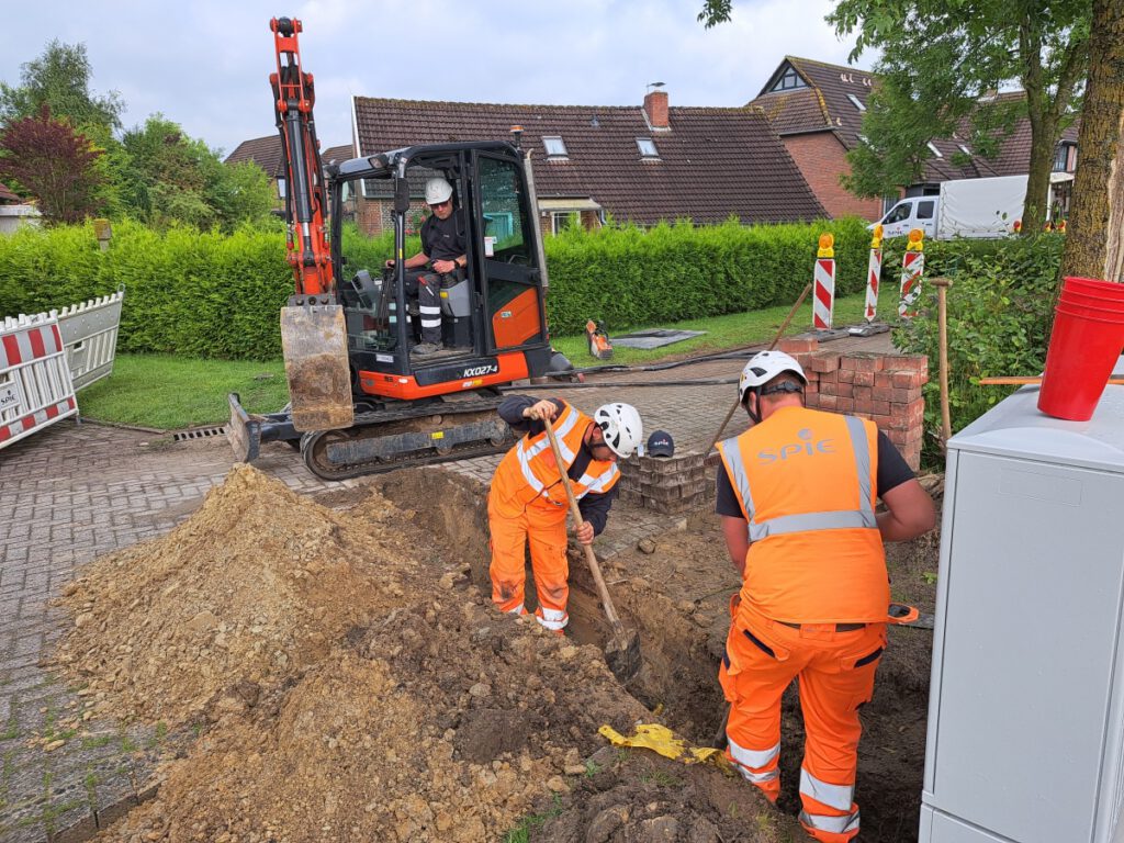 Die Strasse "Leegewarfen" wird für die Verlegung der neuen leistungsfähigeren Stromleitung aufgegraben