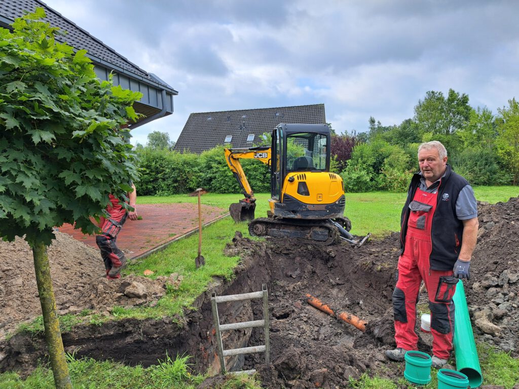 die neuste Baustelle in Werdum ist heute mit dem Einbau des Fettabscheiders gestartet