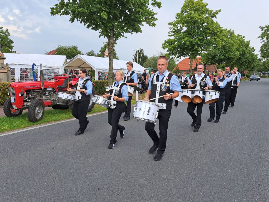 Der Holtgaster Spielmannszug marschiert ein