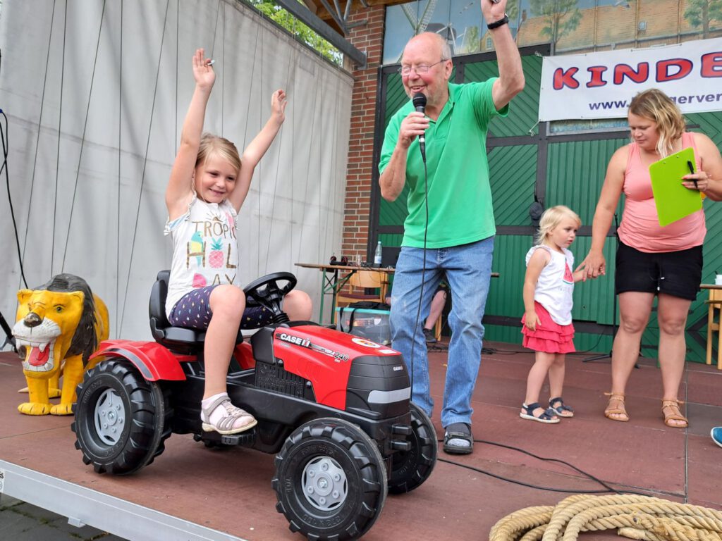 die stolze Siegerin Leah Ubben freute sich mit Karl-Heinz Ockenga über den Gewinn