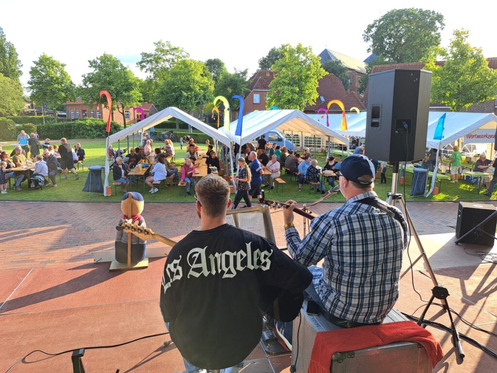 Schon zu Beginn war der Dorfplatz gut besucht