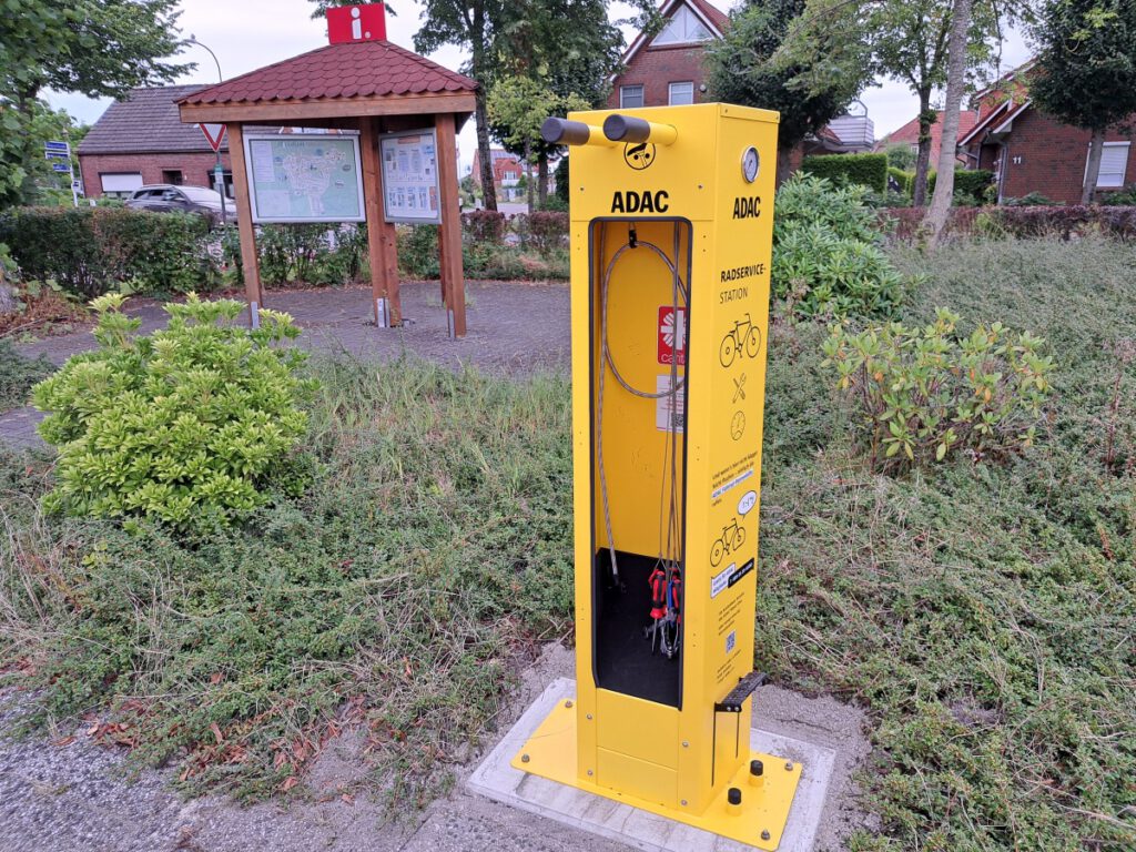 deutlich sichtbar steht die Radservice-Station am Raiffeisenplatz 