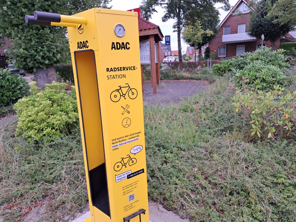 Der ADAC stellt die Säulen für Fahrradfahrer zur Verfügung 