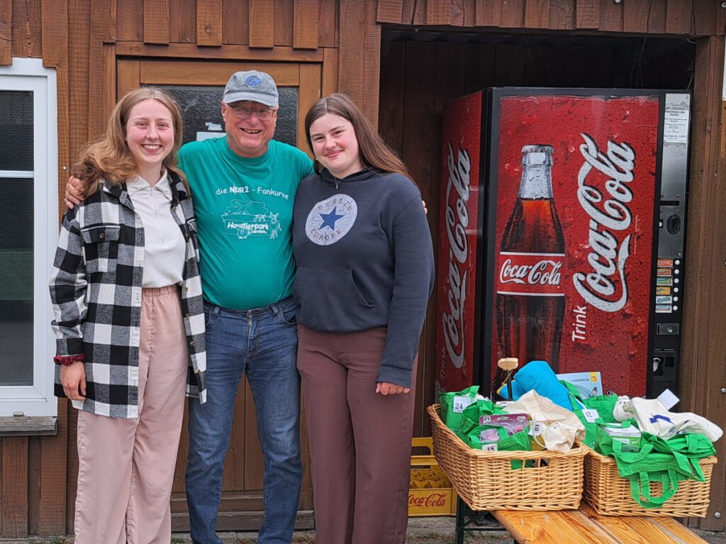 "Bingo-Bär" Johann Pieper mit seinen "Feen" und Geburtstagskindern Finja Rosenhöfel und Annika Schönhof