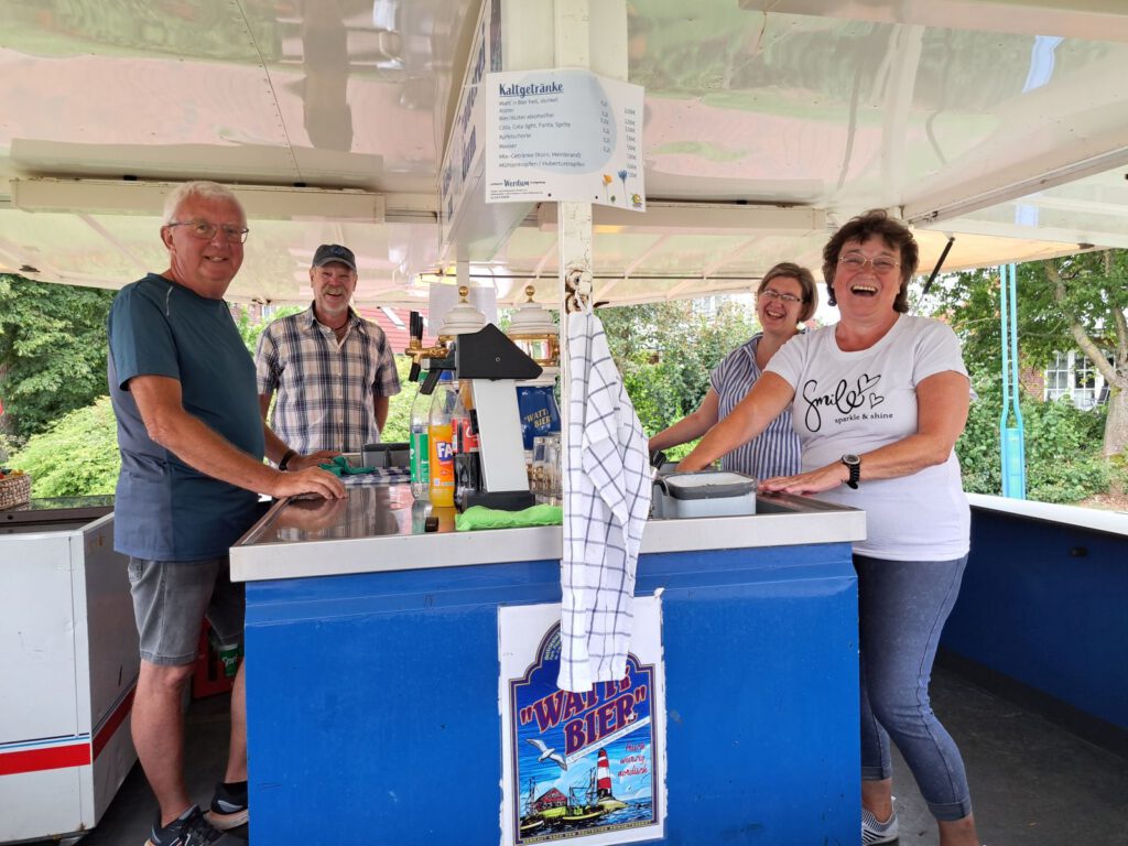 hatten viel Spaß im Getränkewagen. V.L.: Jan Immega, Walter Kammer, Nancy Habben und Debora Vogel