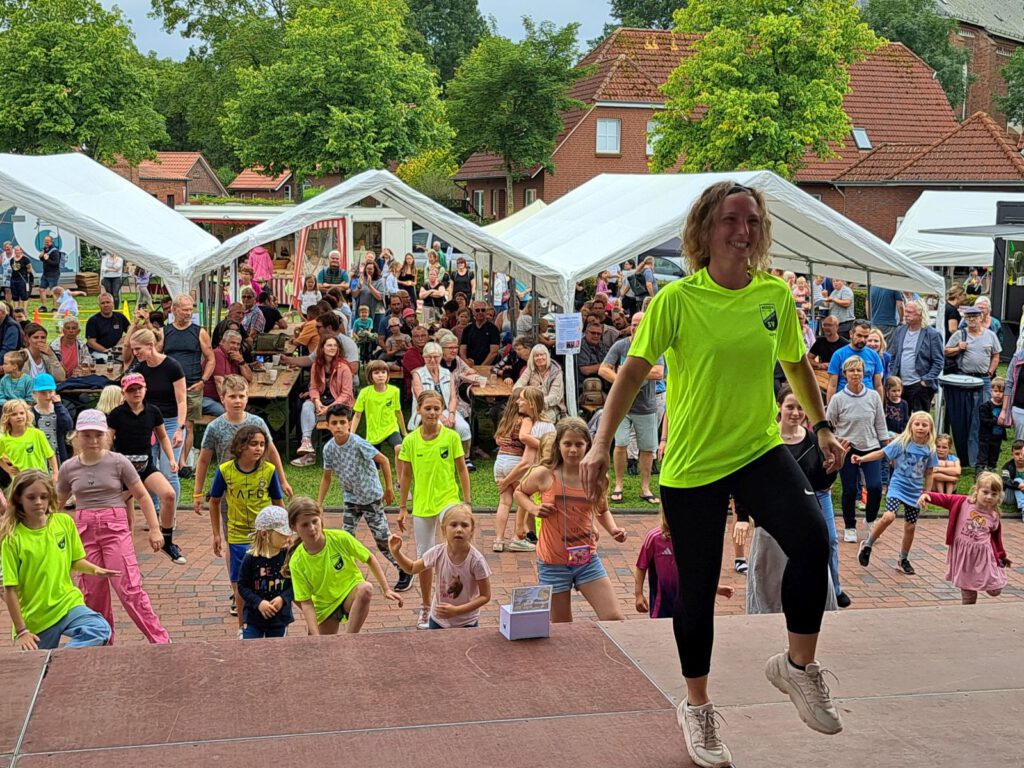 Katy Sandmann brachte sie alle zu "Cotton Eye Joe" auf Trapp