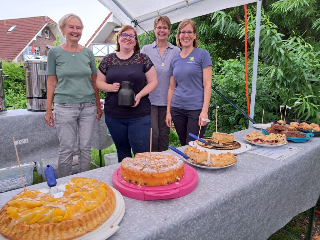 leckeren, selbst gebackenen, Kuchen kredenzten Hanneloe Immega, Karina Peters-Müller, Claudia Peters und Kathrin Rewerts