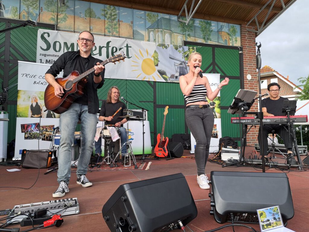 "True Colors" aus Aurich heizten am Abend ein. Daniel, Matthis, Inga und Andi 