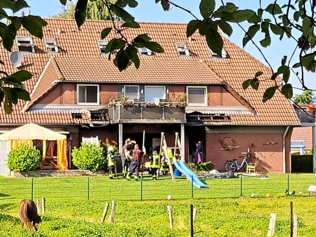 Die Erdgeschosswohnung ist weitgehend zerstört, die Oberwohnungen erstmal unbewohnbar