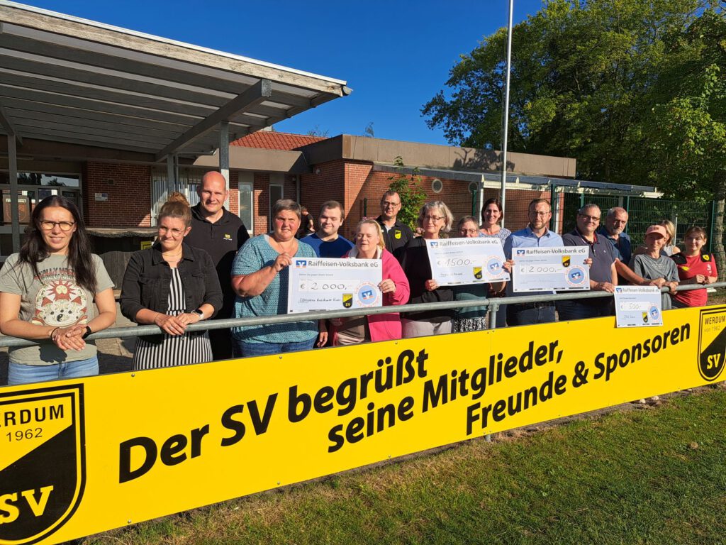 Spender und Empfänger vereint. V.L.: Michaela Brückner, Sandra Agena, Jörg Pieper, Imke Martens, Tim und die 3. Vorsitzende Ina Ellerbrock vom Elternverein krebskranker Kinder, Matthias Brückner, Elke Rösing vom Vorstand des Hospizdienstes Harlingerland mit Koordinatorin Andrea Radloff, Carnelia Bremer, Lars Remmers vom Kirchenkreisamt Wittmund, Ingo Flick, Klaus Becker, Katy Sandmann, Sigrun Milde-Jacobs und Fiona Sandmann