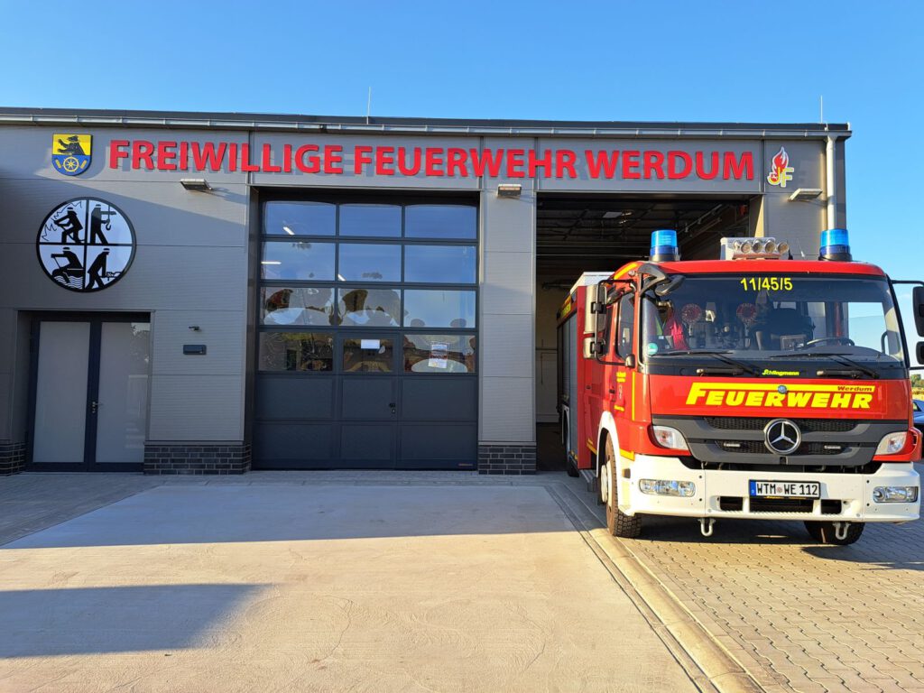 Das Feuerwehr-Fahrzeug wird schon mal probeweise in die Garage gefahren