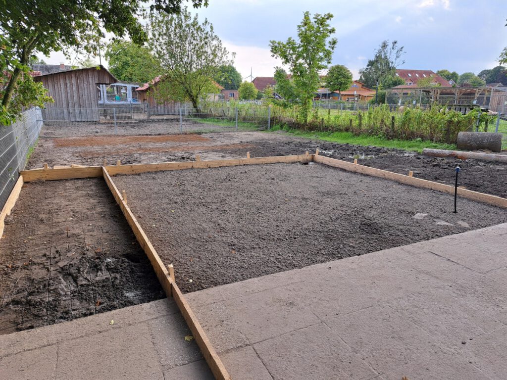 hier wird die Hütte nachher stehen und die Schweinesuhle wird in drei einzelne Gehege aufgeteilt