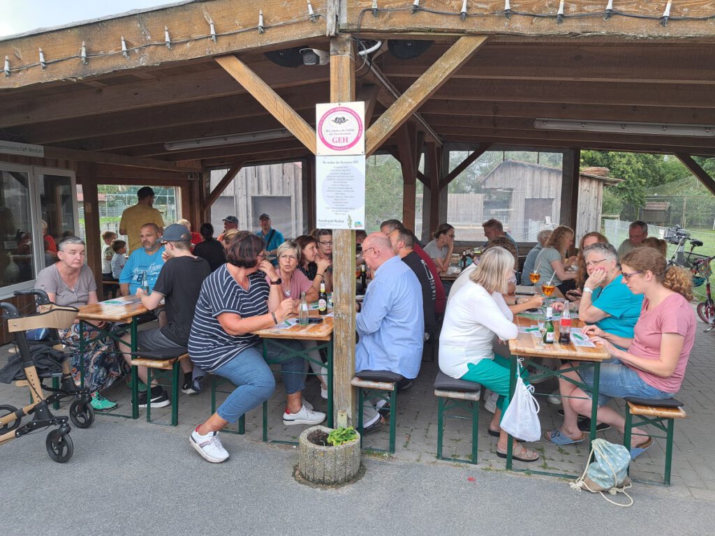 alle Plätze waren im Unterstand besetzt als es losging