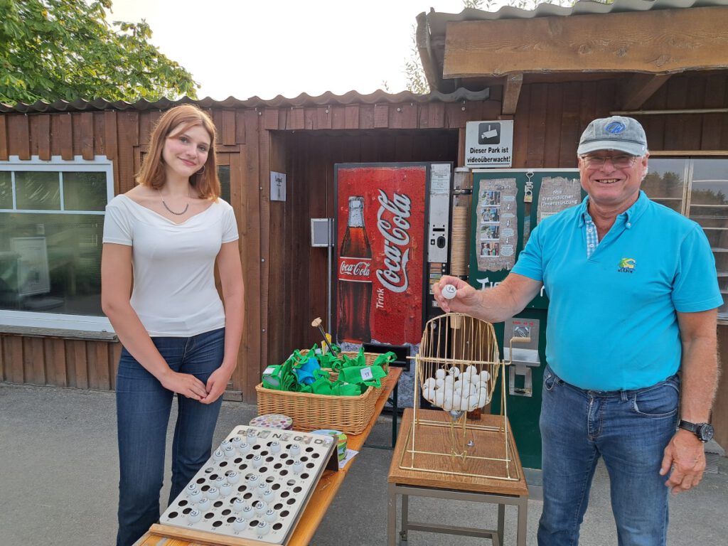 Sie brachten die Gewinne unter die Leute. "Bingo-Fee" Lotta Thalhammer und "Bingo-Bär" Johann Pieper