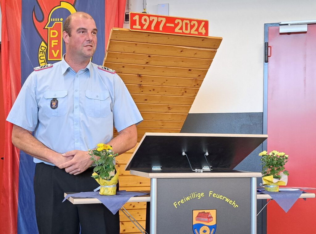 Eyk Lübben als Sprecher der Werdumer Feuerwehrkameradinnen und -kameraden dankte der Werdumer Wehrspitze mit Stefan Bender und Dirk Müller für ihre unermütliche Arbeit bei der Erstellung des neuen Gebäudes