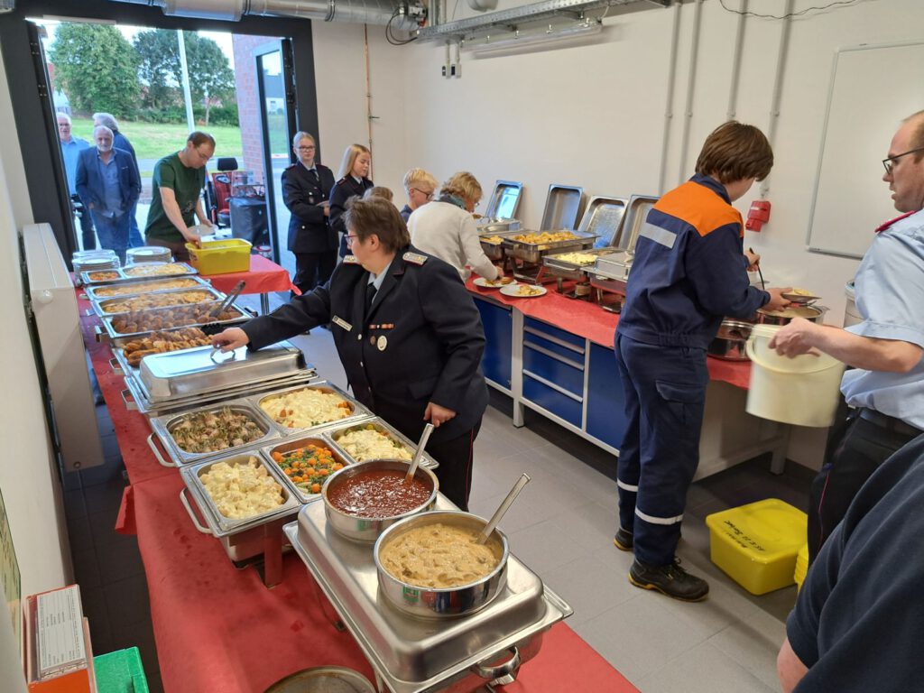 Im Abschluss an die Übergabezeremonie wurde das Buffet eröffnet 