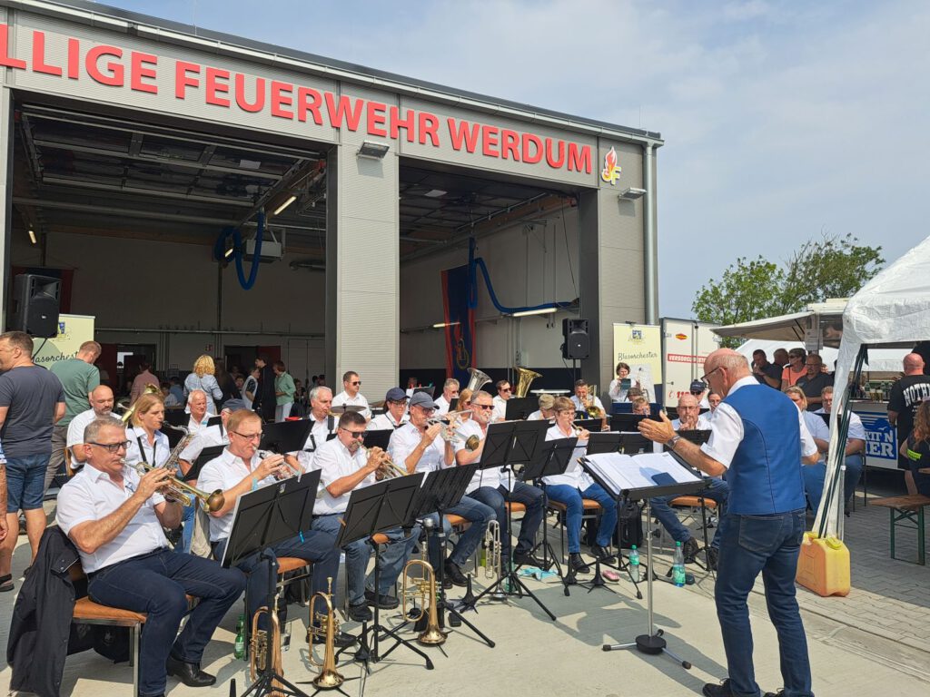 Das "Blasorchester Friesland" spielte vor der Halle auf