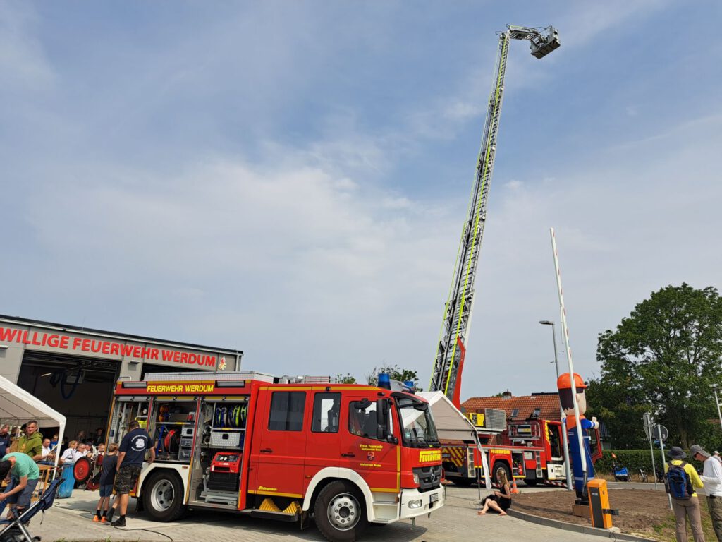 die Drehleiter des Landkreises überragte den Festplatz