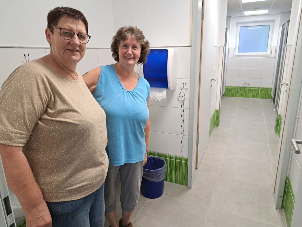 Wilma Janssen und Meike Folkers freuen sich über die neuen Sanitäranlagen 