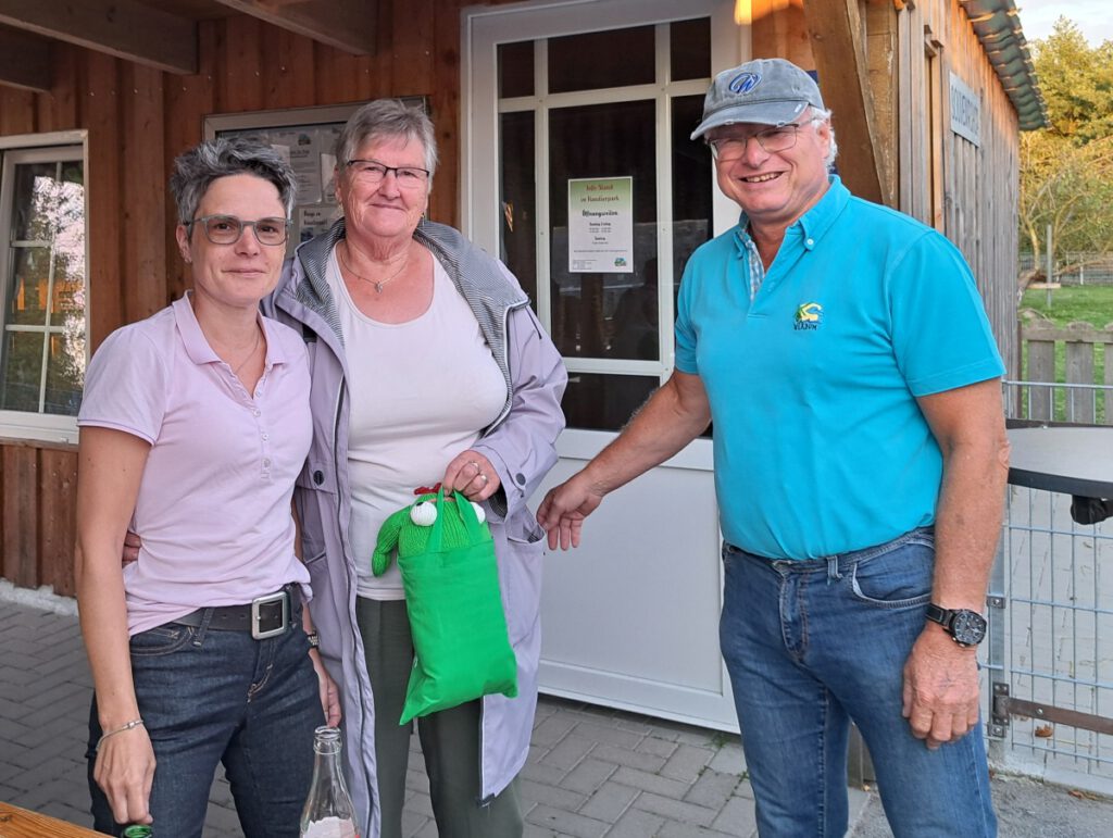 Greta Andreesen aus Buttforde (M), selbst fleißige Mitspielerin, hatte auch einen Preis gestiftet. Ihre selbstgestrickten Socken mit "Warme-Füße-Garantie" gingen an Tina Hasberg (l)