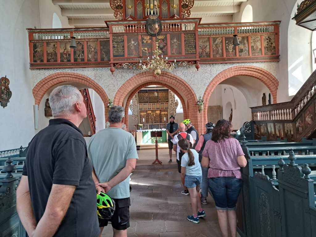 Rainer Hinrichs erklärt in der Buttforder Marienkirche die Besonderheiten des Baus, der zu den schönsten Kirchenbauten des Harlingerlandes gehört