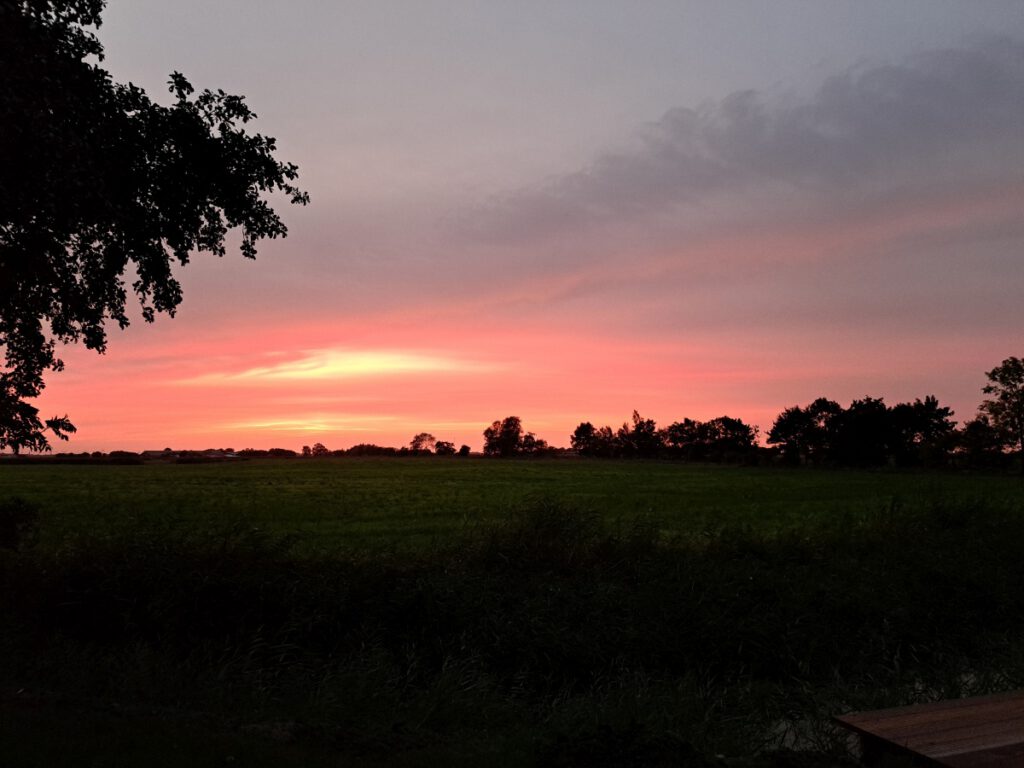 der Himmel färbt sich beim Sonnenuntergang für wenige Minuten blutrot