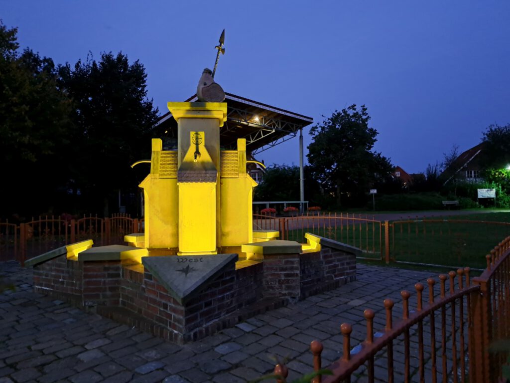 der beleuchtete Sagenbrunnen auf dem Dorfplatz ist auch ein Blickfang