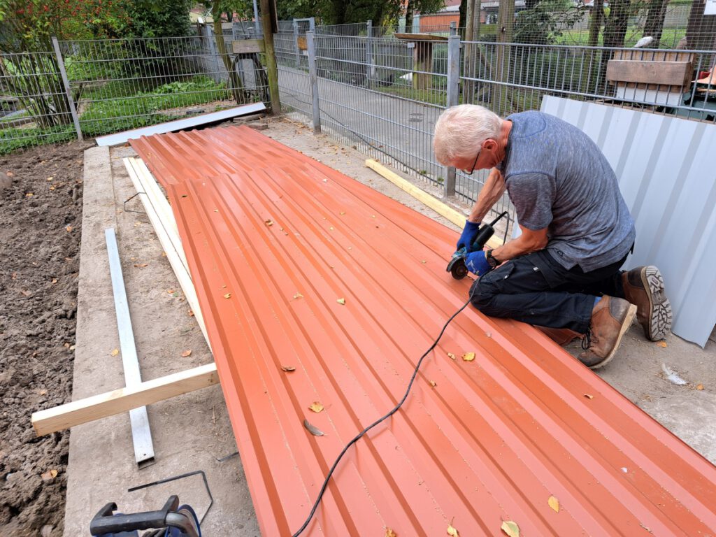 Heinz-Theo Emken flext die Metallplatten auf Länge