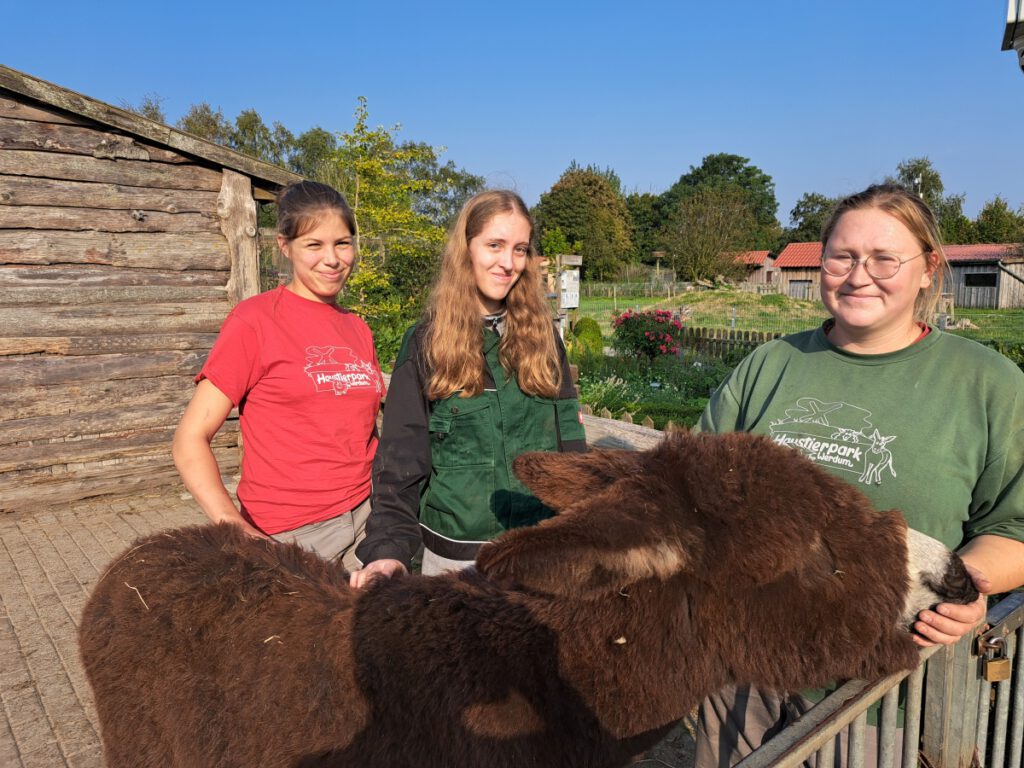 "Otto" ist der Liebling von FÖJ`lerin Viola Specht (l) und Kristin Bienert (r) und natürlich auch von Praktikantin Jana Behn