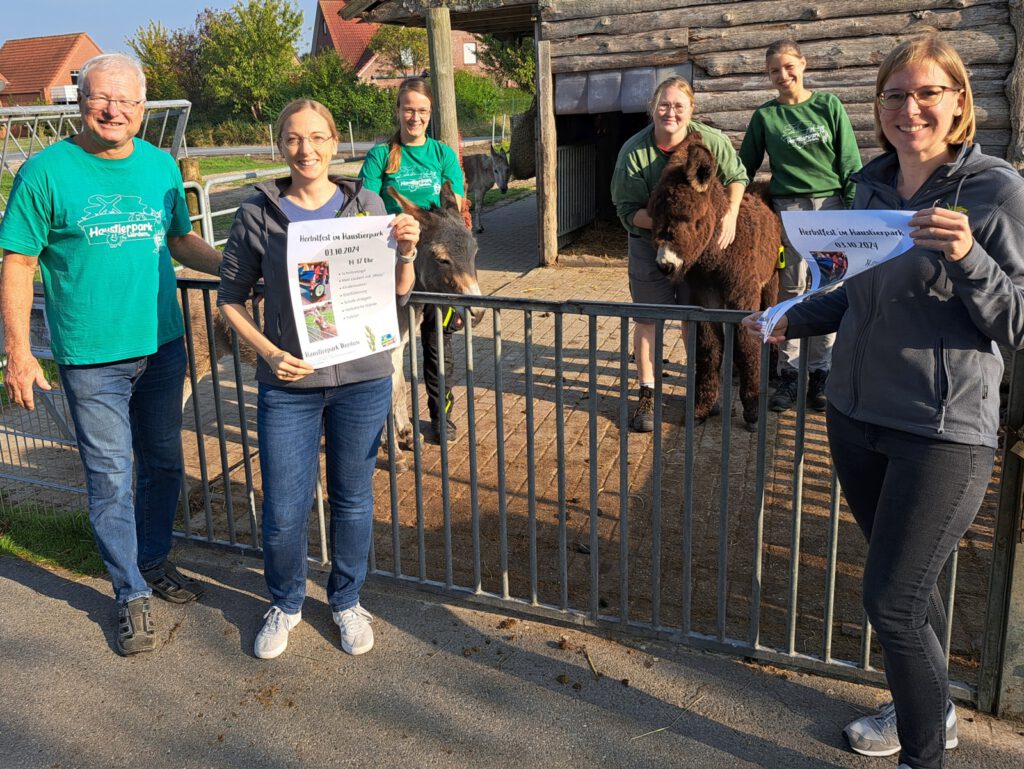 Sie freuen sich auf das Herbstfest V.L.: Johann Pieper, Sandra Lange, Stefanie Runge mit „Gesa“, Kristin Bienert und Viola Specht mit „Otto“ und Kathrin Rewerts.