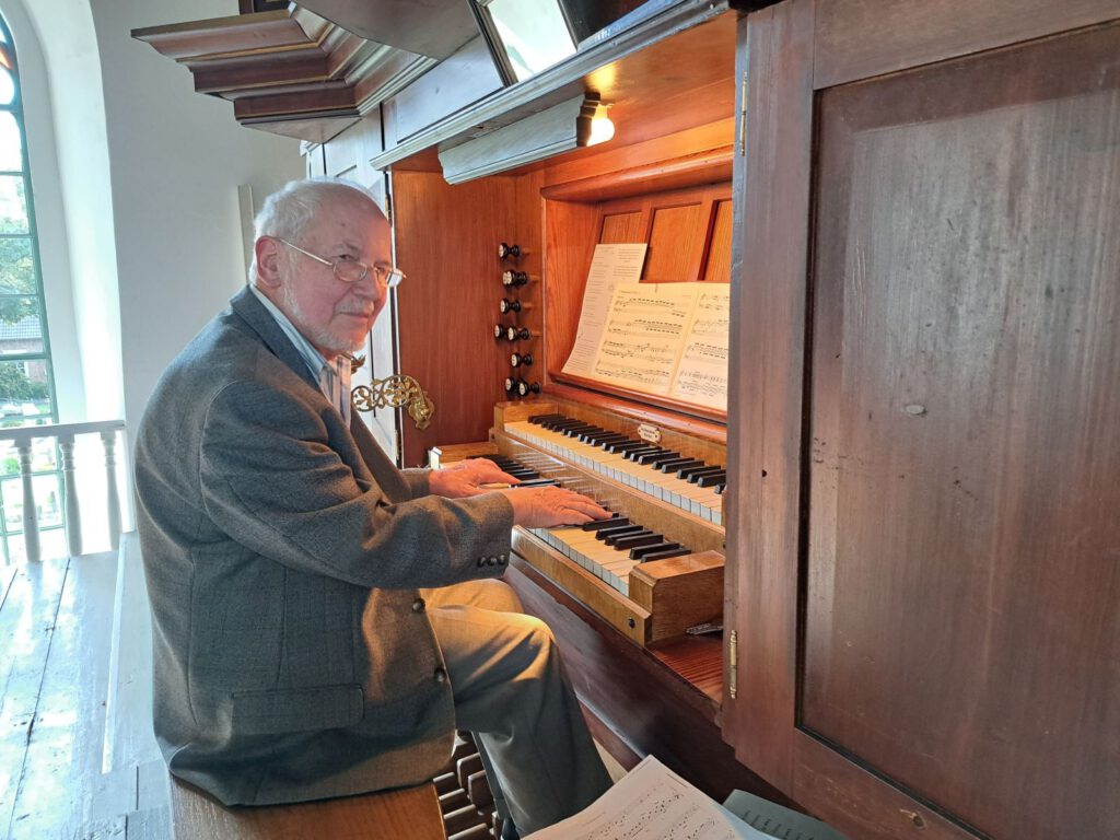 selten ist er zu sehen aber immer zu hören. Auch gestern begleitete Dr. Hans Diefenbach den Gottesdienst an der Orgel