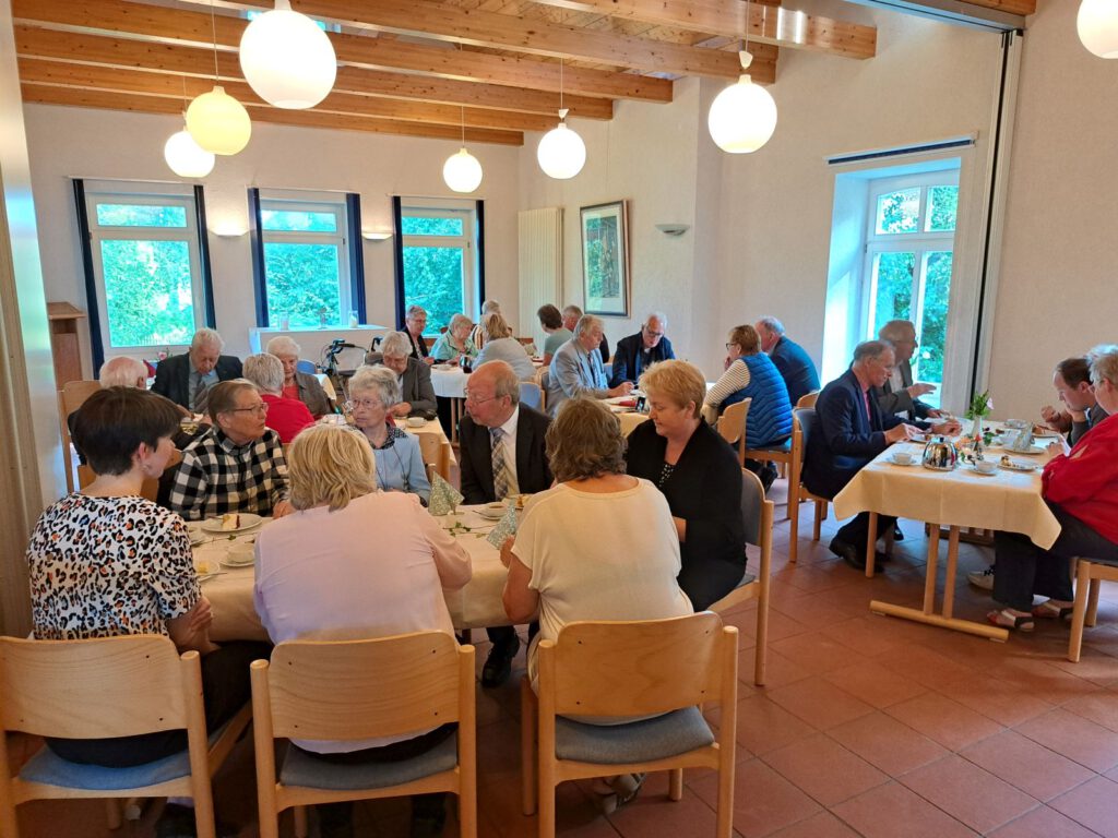 bei Tee und Kuchen wurden viele Erinnerungen ausgetauscht