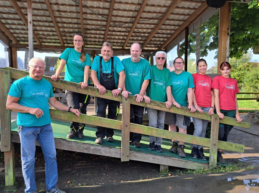 Die aktuelle Mannschaft des Haustierparks. V.L.: Leiter Johann Pieper, Chef-Tierpflegerin Stefanie Runge, Wolfgang Bobe, Walter Kammer, Heinz Olbertz, Kirstin Bienert, Viola Specht und Lotta Thalhammer. Es fehlt der urlaubende Hans-Georg Unger