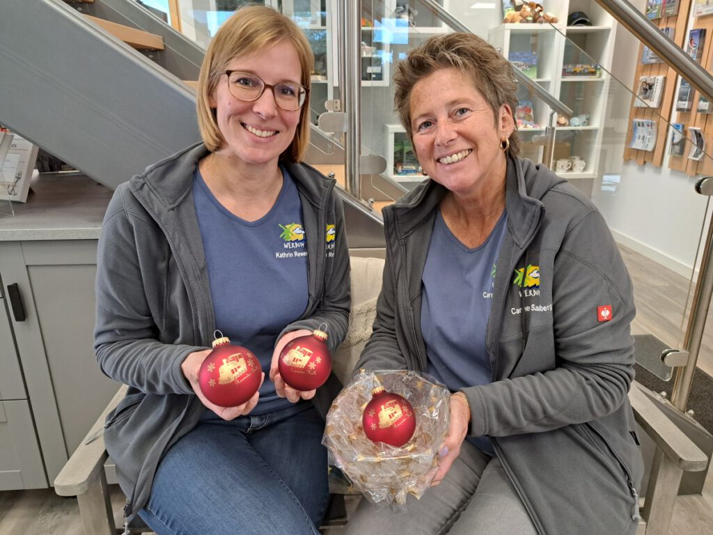 Kathrin Rewerts und Carmen Saalberg aus der Tourist-Information präsentieren die neuen Christbaumkugeln