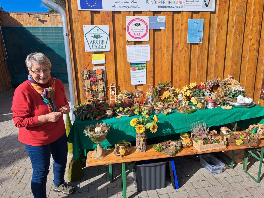 Marlene Hagestedt bietet die ersten Adventskränze an